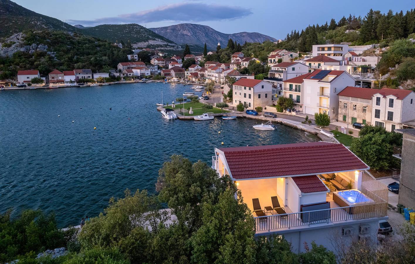 Geräumige 300 m² große Wohnung mit Terrasse, in der Nähe der Küste und des Flusses in Rogotin, Dubrovnik-Neretva