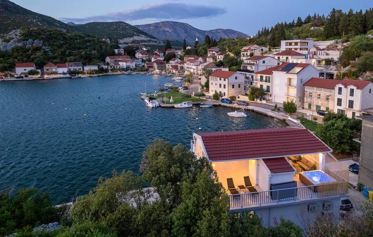 Geräumige 300 m² große Wohnung mit Terrasse, in der Nähe der Küste und des Flusses in Rogotin, Dubrovnik-Neretva