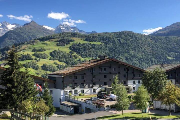 Ferienwohnung für 4 Personen, mit Pool und Balkon in Disentis