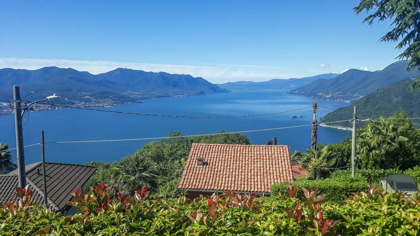 Ferienwohnung für 3 Personen, mit Terrasse und Garten sowie Seeblick und Ausblick in Maccagno con Pino e Veddasca