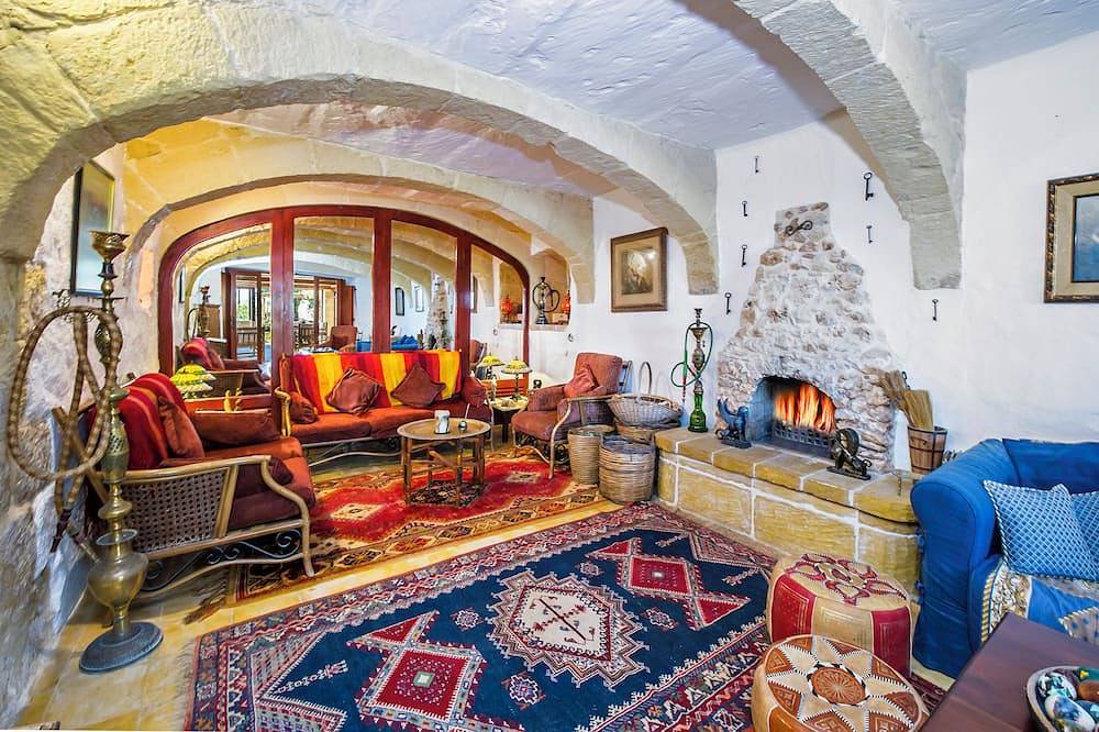 Ganze Wohnung, Fantasy Suite in a 400-year-old self-catering rural villa with a communal pool in Ghasri, Gozo