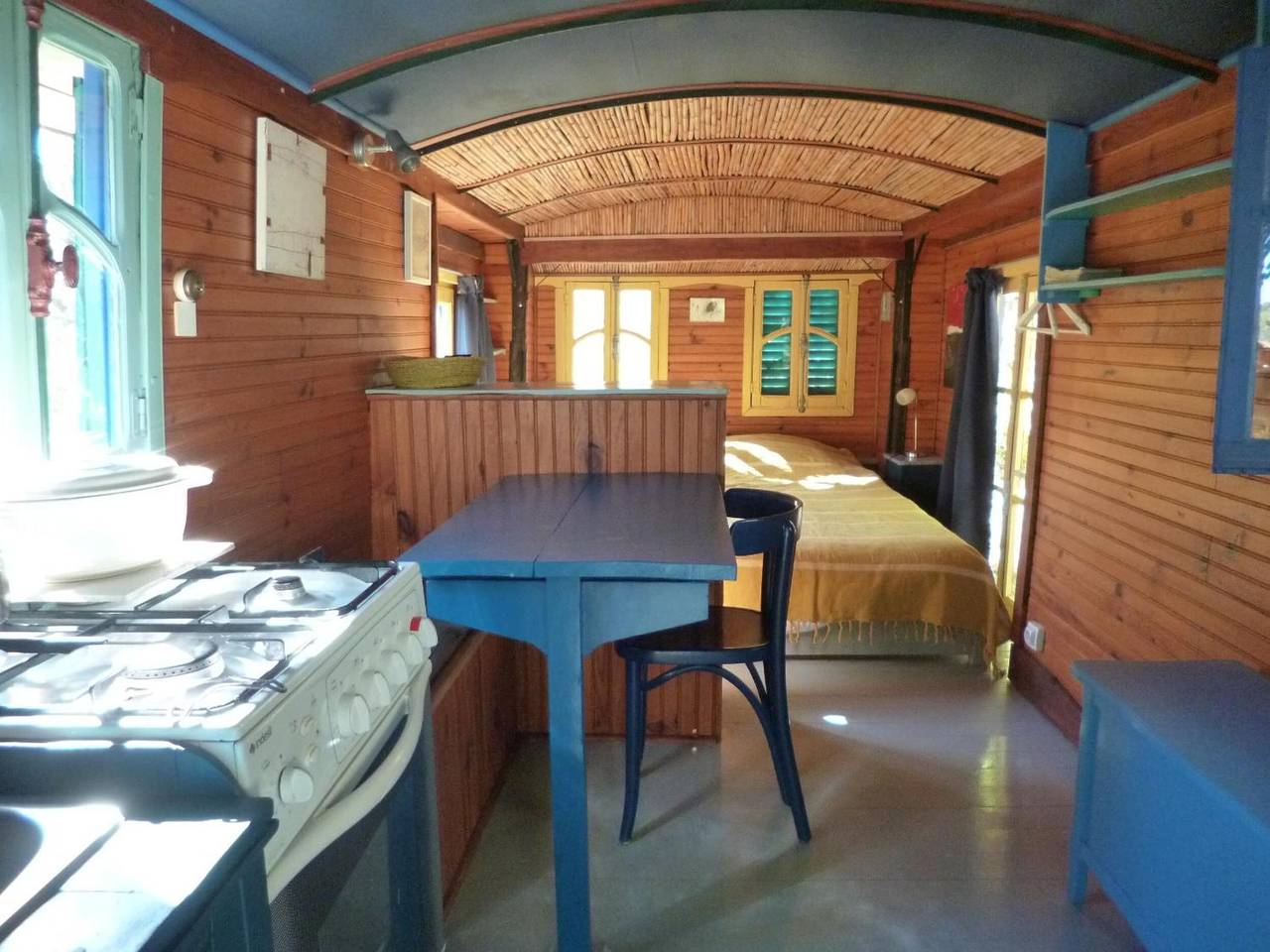 Apartamento vacacional entero, Tiny Home 'Roulotte De Veyronne' con vistas a la montaña y Wi-Fi in Aubres, Región de Nyons