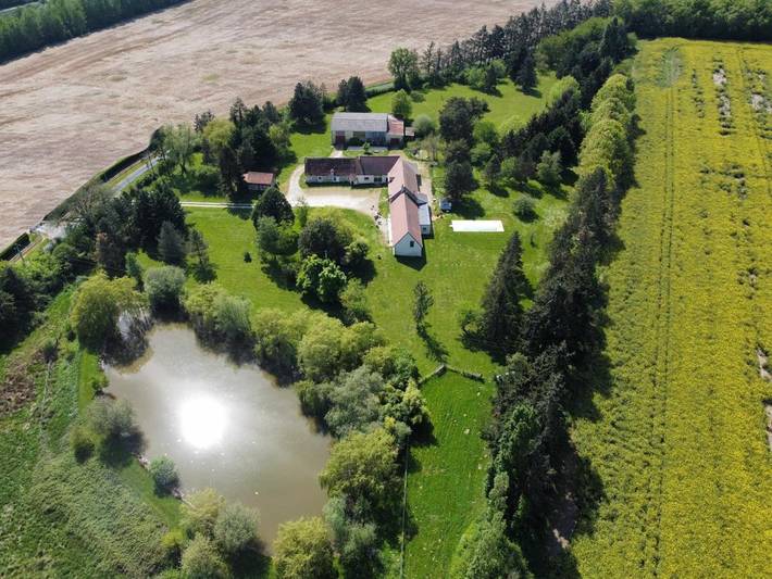 Location de vacances pour 7 personnes, avec Terrasse et Jardin ainsi que Piscine et Vue dans Saint-Médard (Indre)