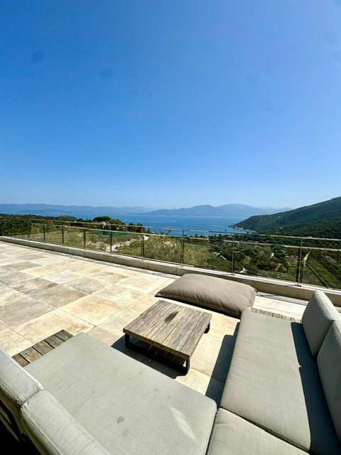 Location de vacances pour 11 personnes, avec vue ainsi que piscine et jardin à Belvédère-Campomoro - 2