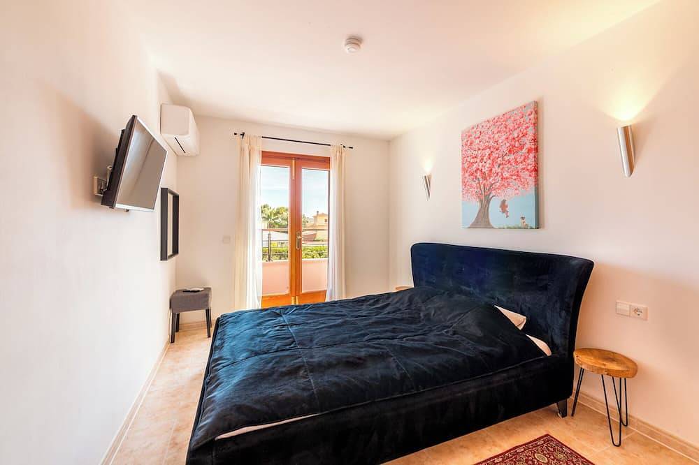 Villa Casa Kristel Mallorca met zwembad in de 2e Sea Line in Badia Blava, Llucmajor