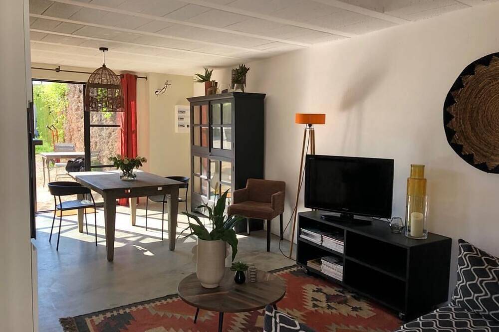 Appartement entier, Studio avec cour privatif et jacuzzi in Mazan, Parc naturel régional du Mont-Ventoux