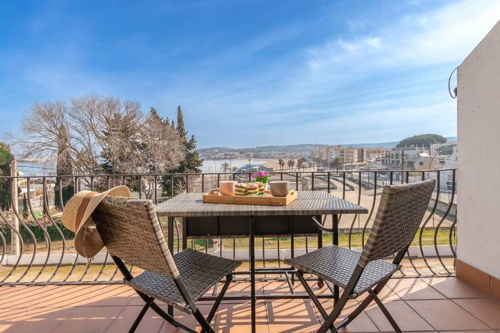 Hel lejlighed, Apartment 'Bella Mar' with Sea View, Private Terrace and Air Conditioning in l'Escala, Upper Empordà