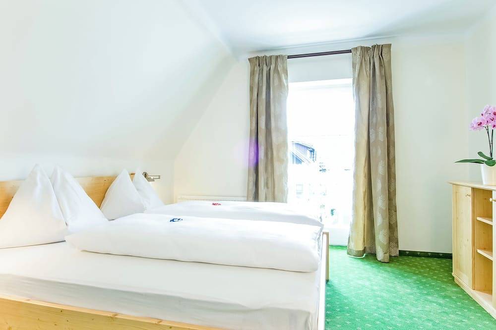 Ferienhaus am Wörthersee in Pörtschach, Garten, Terrasse, privater Seezugang in Pörtschach am Wörthersee, Klagenfurt-Villach