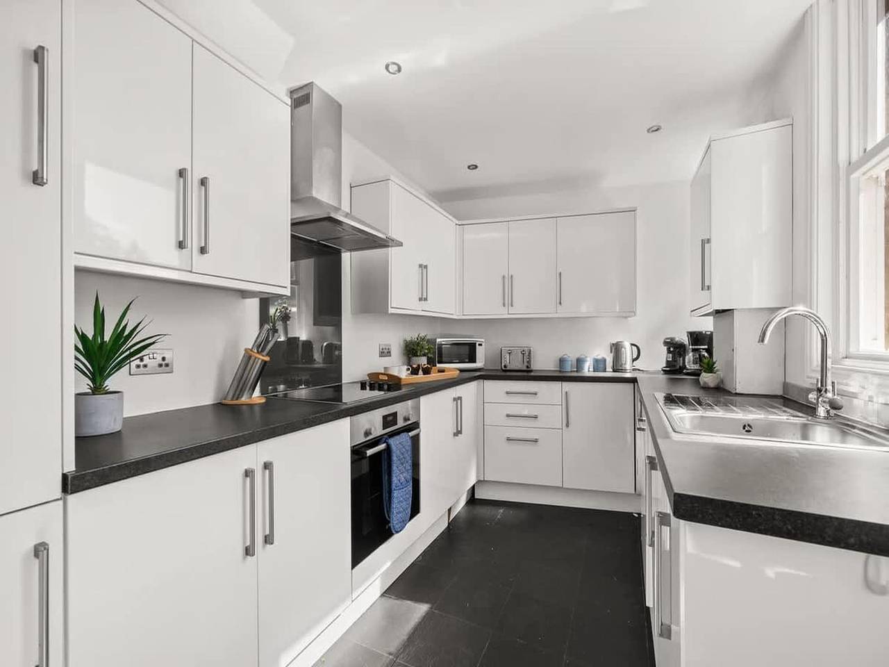 Spacious Family Home with Garden in Kingston upon Thames, London