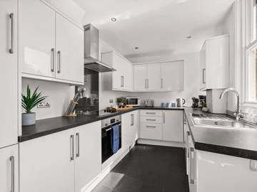 Holiday Rental for 9 People in Kingston upon Thames, London, Photo 2