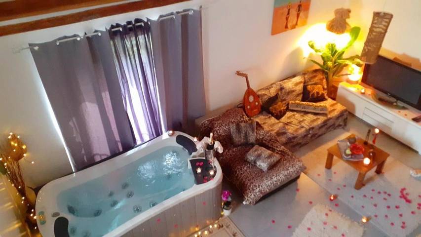 Location de vacances pour 2 personnes, avec sauna et jacuzzi à Sénas - 4