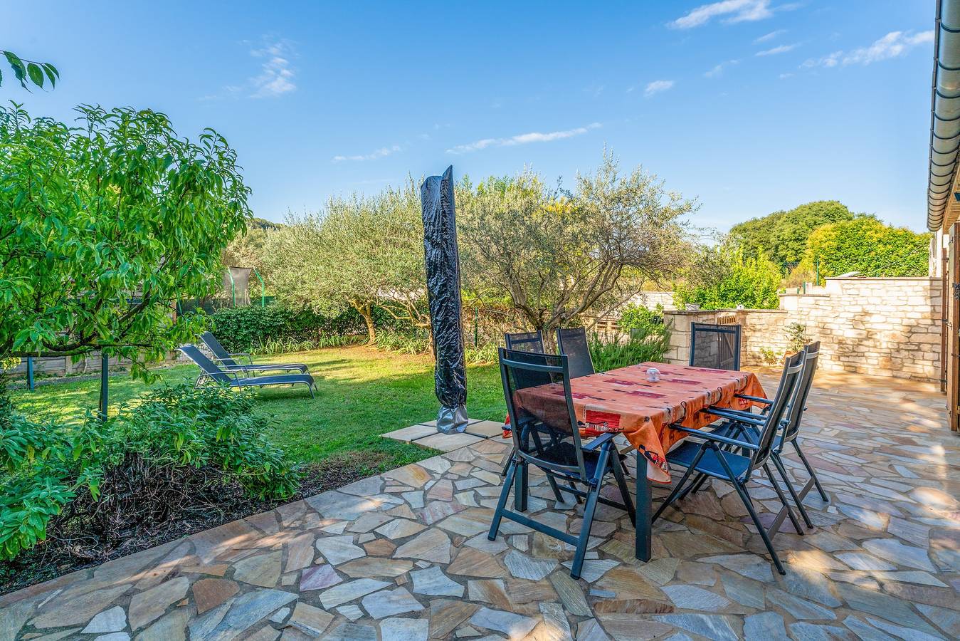 Gîte de Vacances, "Mas de la Ravine chez Juju" avec piscine partagée, Wi-Fi et climatisation in Laval-Saint-Roman, Région de Nîmes