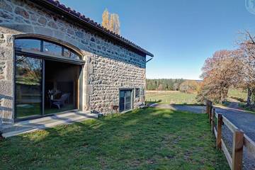 Gîte pour 12 personnes, avec jardin à Saint-Priest-la-Prugne
