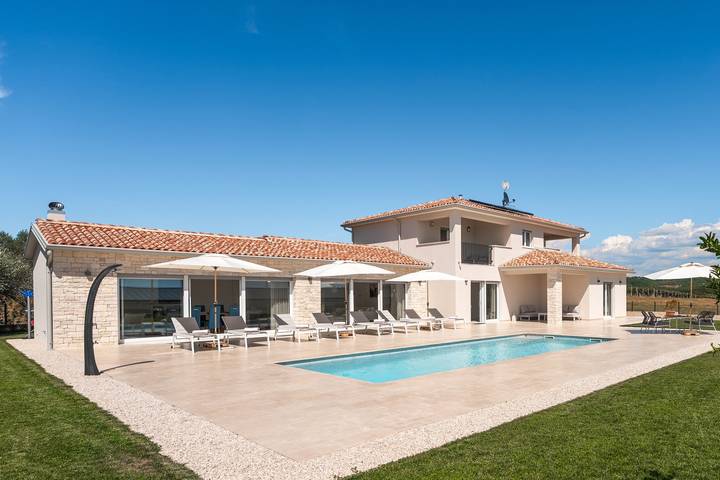 Villa für 8 Personen, mit Balkon und Pool sowie Garten in Kaštel (Plovanija)
