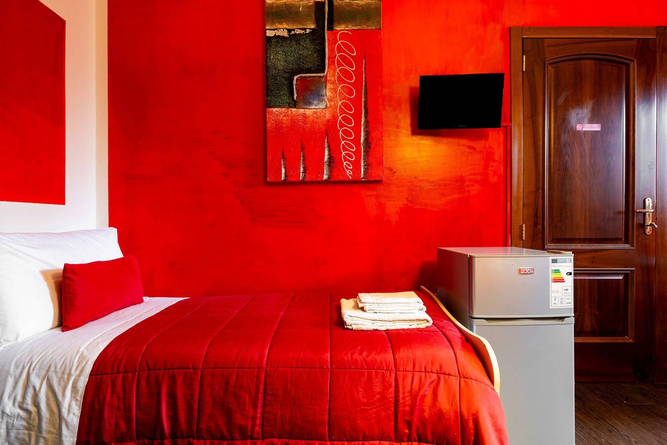 Camera 'Bnb Sottosopra - Camera Rossa' con vista mare, Wi-Fi e aria condizionata in Gallipoli, Golfo di Taranto