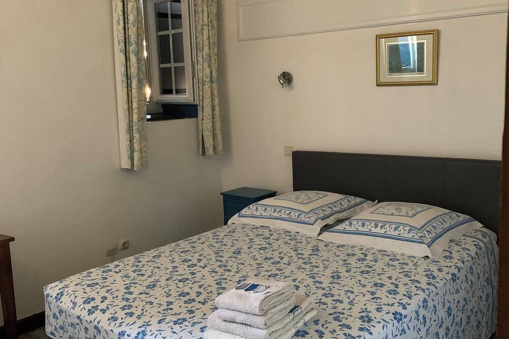 Gite bleu  l'Iris  5 personnes, piscine chauffée partagée à 5 mn de la Loire in Loire-Authion, Vallée de la Loire