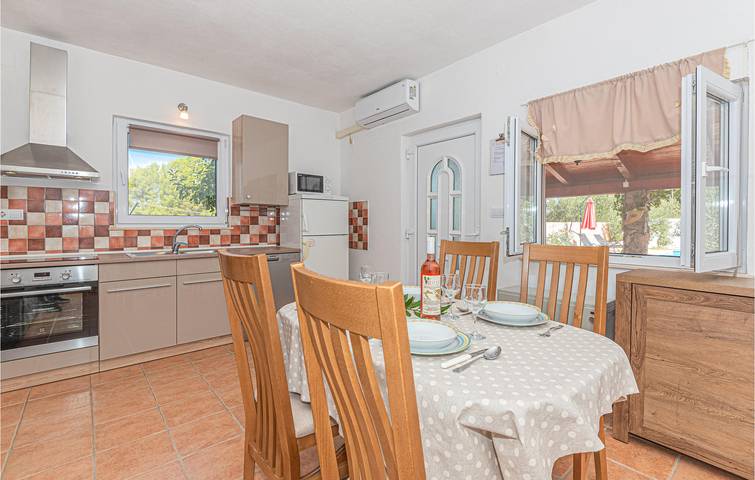 Comfortable Apartment Near Prokljansko Lake & Bilice Center with Pool in Bilice, Šibenik-Knin