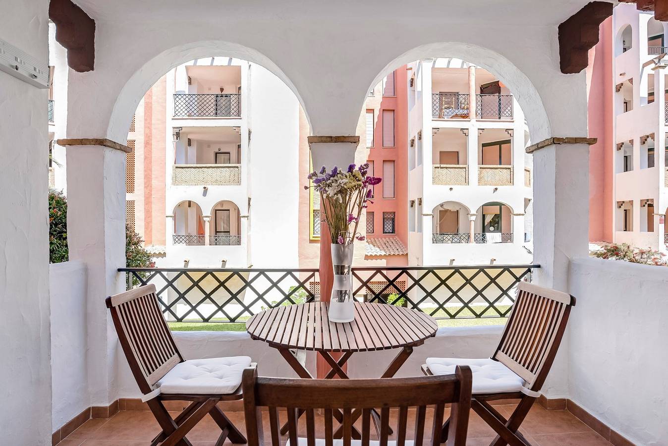 Apartamento entero, Apartamento vacacional 'El Duende de Zahara' con vistas al mar, piscina, gimnasio y Wi-Fi in Atlanterra, Tarifa