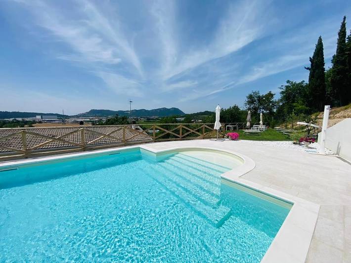 Ferienwohnung für 4 Personen, mit Balkon und Terrasse sowie Garten und Pool in Rivoli Veronese