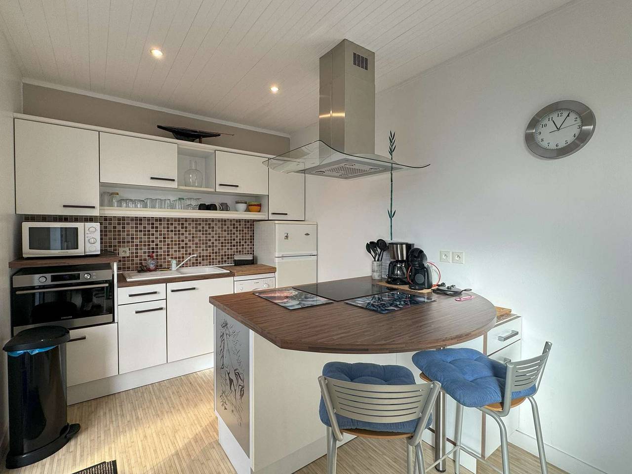 Seaside House with Wifi, Veranda, and Parking – 320m from the Beach in Trégastel in Trégastel, Pink Granite Coast