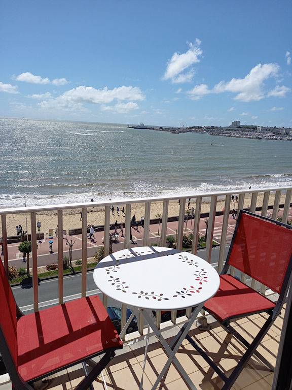 Appartement entier, T2 vue mer, balcon avec table, face grande plage, réf. A46 in Royan, Côte de Beauté