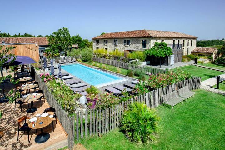 Hôtel pour 2 personnes, avec Terrasse et Jacuzzi ainsi que Jardin et Piscine à Auch