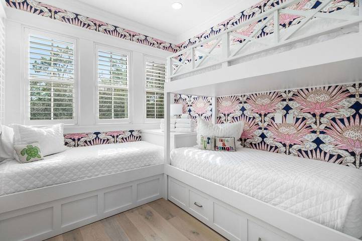 Vacation rental for 14 people, with yard and pool, with pets in Watercolor