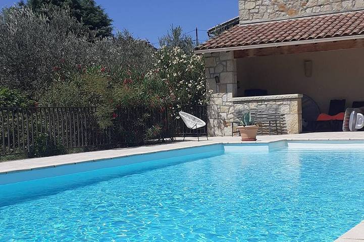Gîte pour 4 personnes, avec jardin et piscine à Lachapelle-sous-Aubenas