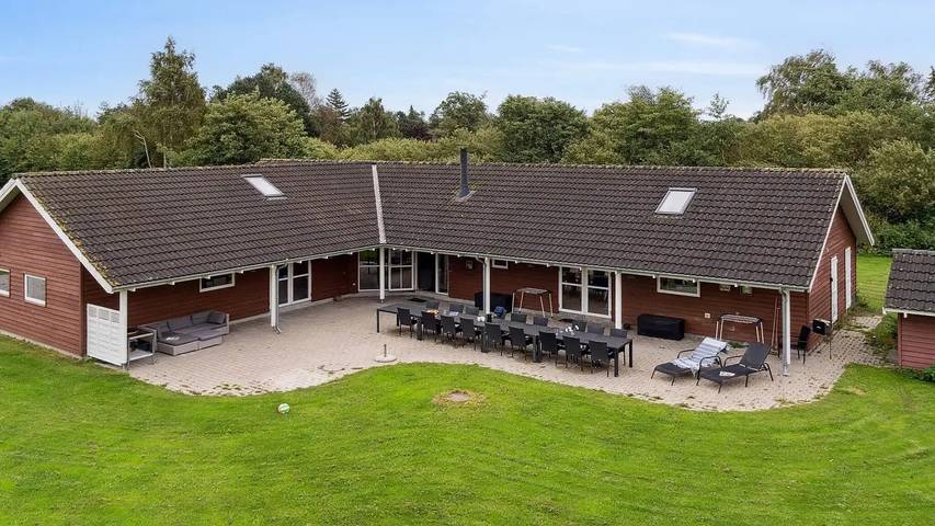Ferieudlejning for 19 personer, med Jacuzzi og Terrasse såvel som Pool og Sauna i Falster
