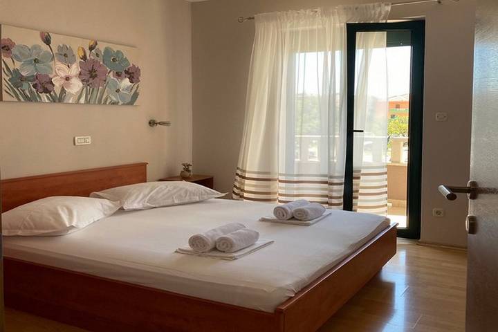 Apartament wakacyjny dla 4 osób, z balkon/ taras i basen w Promajna