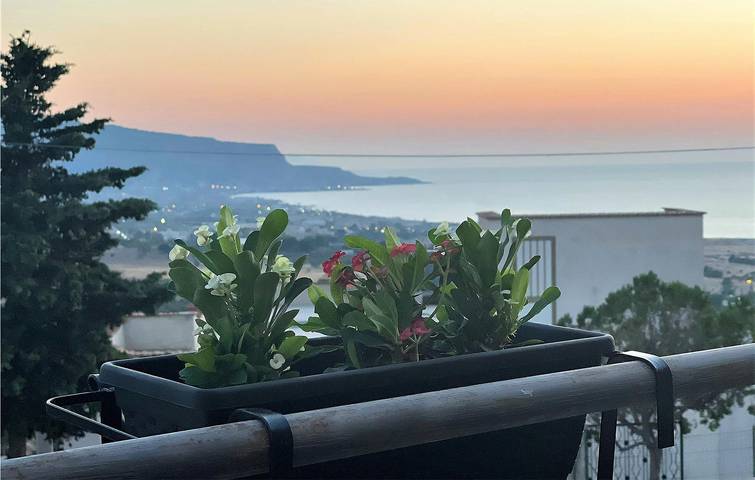 Entire holiday apartment, Cozy Beachside Apartment with Modern Amenities in Custonaci, Trapani Province