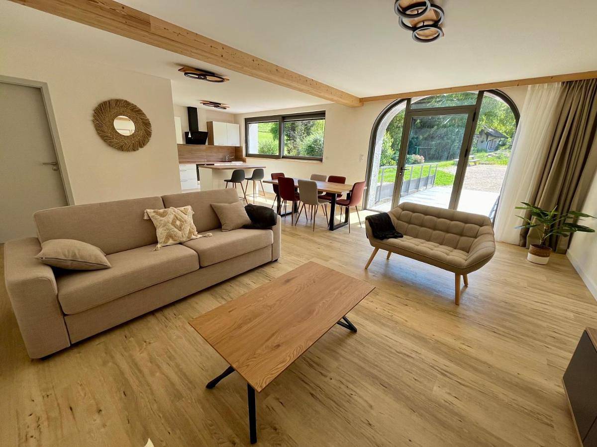 Appartement entier, One-Bedroom Apartment in Grande-Rivière, Parc naturel régional du Haut-Jura