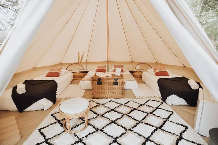 Tente pour 4 personnes, avec terrasse ainsi que jacuzzi et piscine