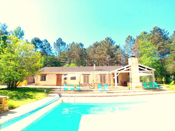 Gîte pour 10 personnes, avec Piscine à La Douze
