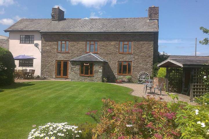 Holiday home for 16 people, with garden in Clun