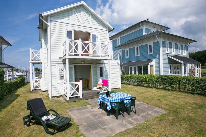 Bungalow voor 5 personen, with Balkon/Terras and Terras as well as Tuin in Hellevoetsluis