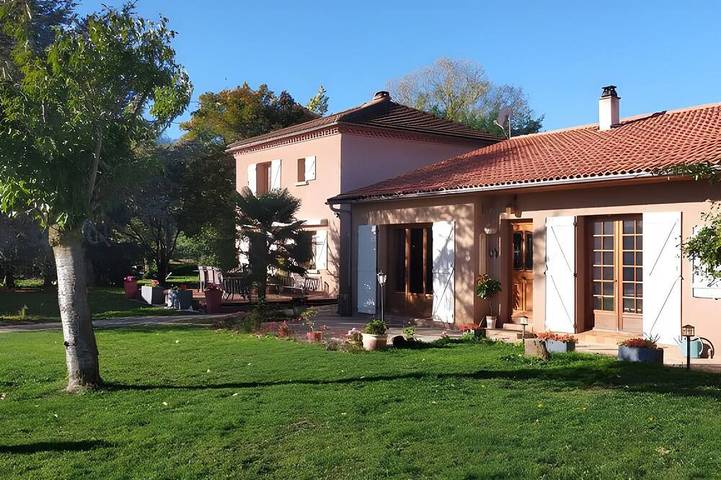 Gîte pour 9 personnes, avec terrasse et piscine, animaux acceptés dans Parc naturel régional des Volcans d'Auvergne