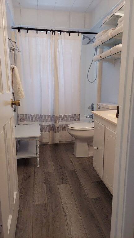 Beach & Downtown 5 Blocks, Courtyard With Grill, Full House Generator, 4 Bikes in Ocean Springs, Mississippi Gulf Coast