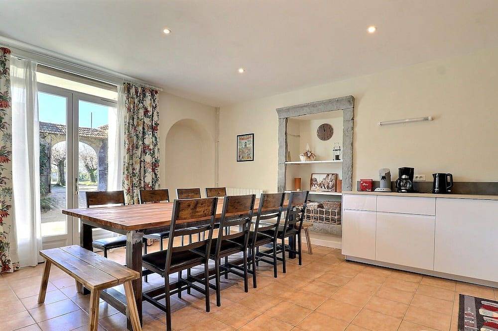 Spacious, bright gîte, ideal for large families or groups of friends. in Ruoms, Ardèche