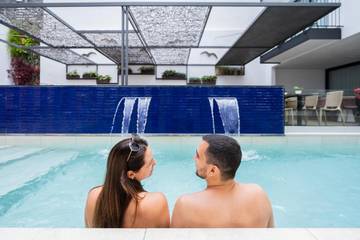 Gîte pour 2 personnes, avec piscine et vue ainsi que sauna et balcon à Calella