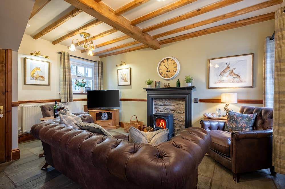 Smithy Cottage - sleeps 6, dog friendly, central in Hawkshead with parking in Hawkshead, Lake District