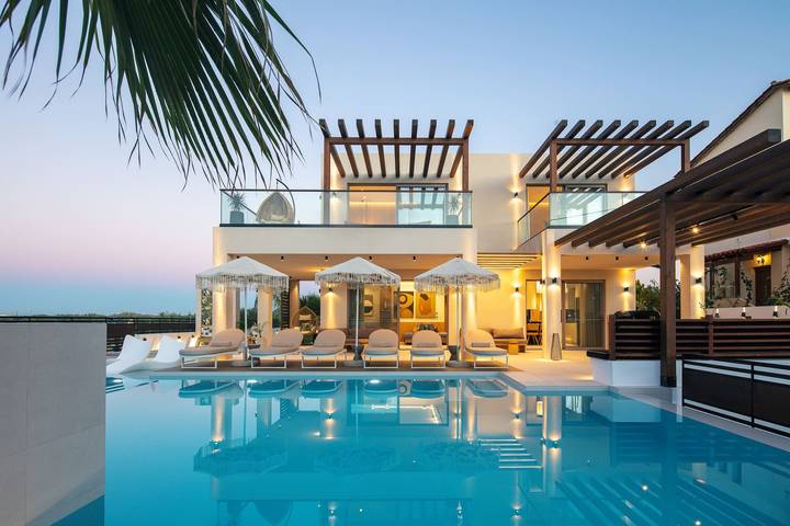 Holiday rental for 12 people, with hot tub and garden, child-friendly in Rethymnon