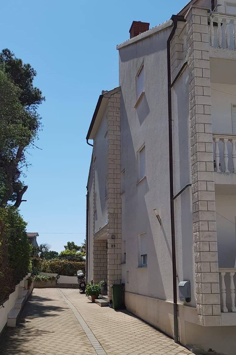 Ganze Wohnung, 1-Zimmer-Ferienwohnung mit Balkon und Meerblick Okrug Gornji, Ciovo A-17032-b in Okrug Gornji, Ciovo