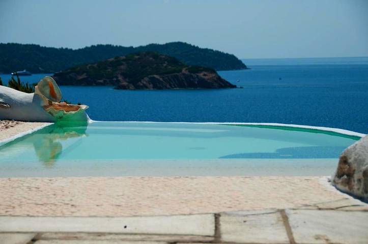 Holiday rental for 18 people, with pool and garden as well as hot tub in Skiathos