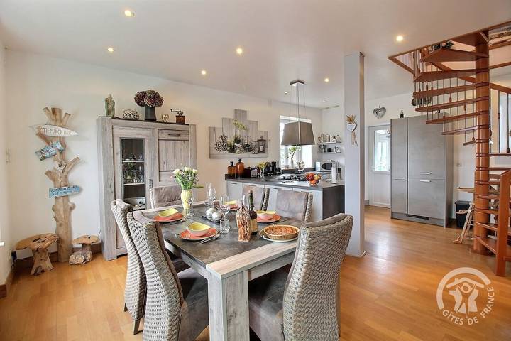 Gîte pour 4 personnes, avec Terrasse ainsi que Jardin et Vue dans Plage Saint-Guirec