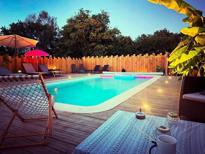 Location de vacances pour 4 personnes, avec Balcon et Jacuzzi ainsi que Terrasse et Piscine dans Lavau-sur-Loire