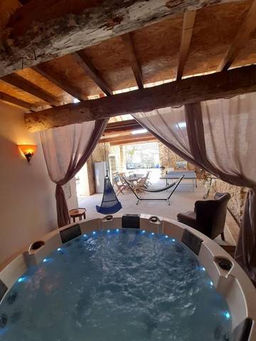 Gîte pour 6 personnes, avec jardin ainsi que piscine et vue, animaux acceptés à Sainte-Valière