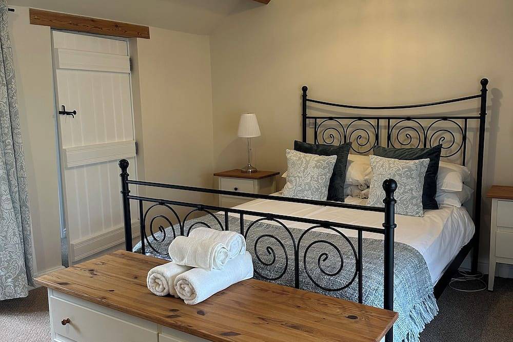 Cosy but spacious Peak District cottage, close to Chatsworth House. in Baslow and Bubnell, Derbyshire