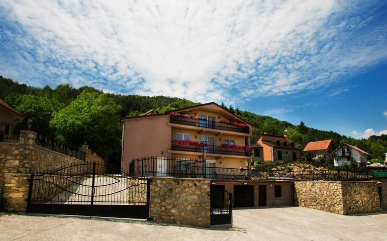 Appartement de vacances pour 4 personnes, avec jardin ainsi que vue et piscine