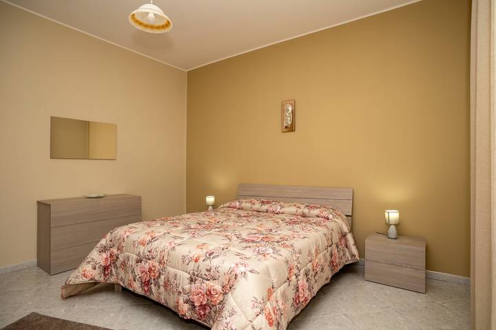 Entire apartment, Apartment 'Sicilia Bedda House' with Balcony and Wi-Fi in Rocca di Capri Leone, Capri Leone